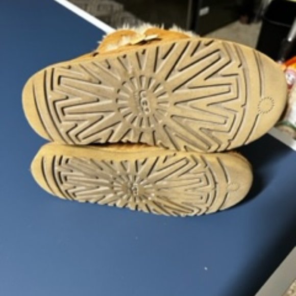 UGG®, the Girls' Bailey Button Triplet Boots (youth) - Picture 3 of 3